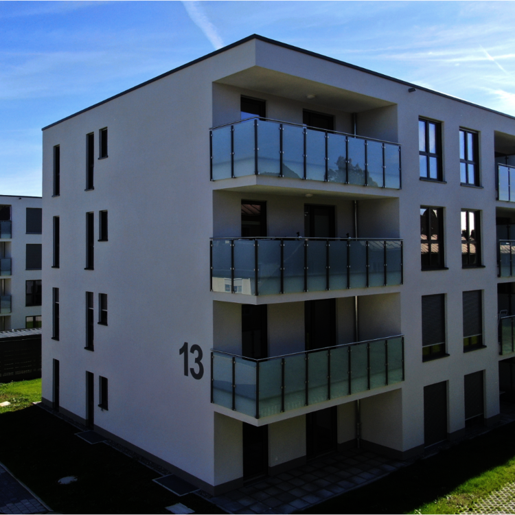 Ein moderner Wohnhaus mit Glasbalkons