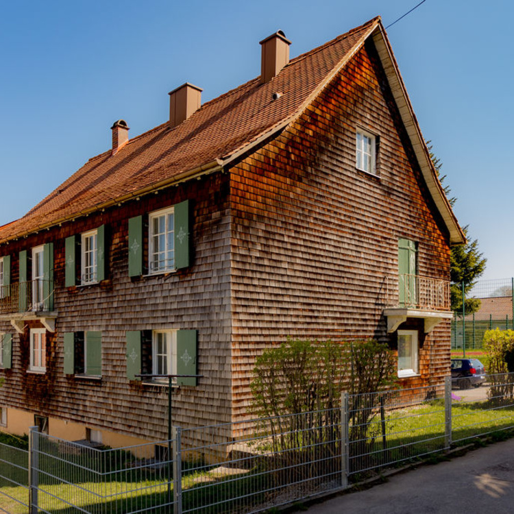 Ein Haus mit Holzschindel Fassade