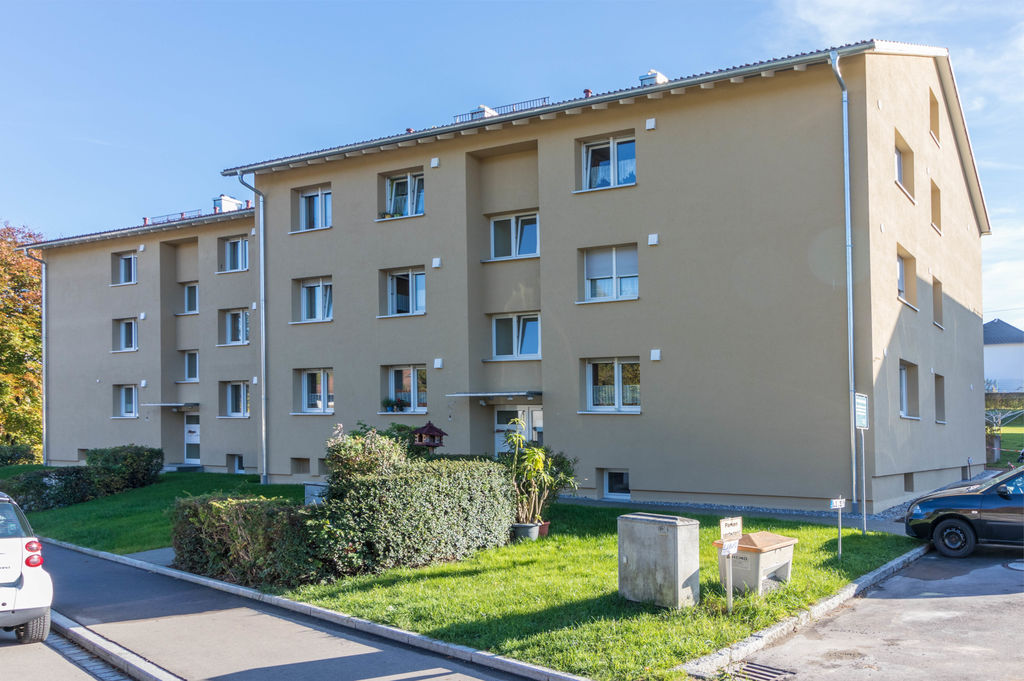 Ein Mehrfamilienhaus an der Straße