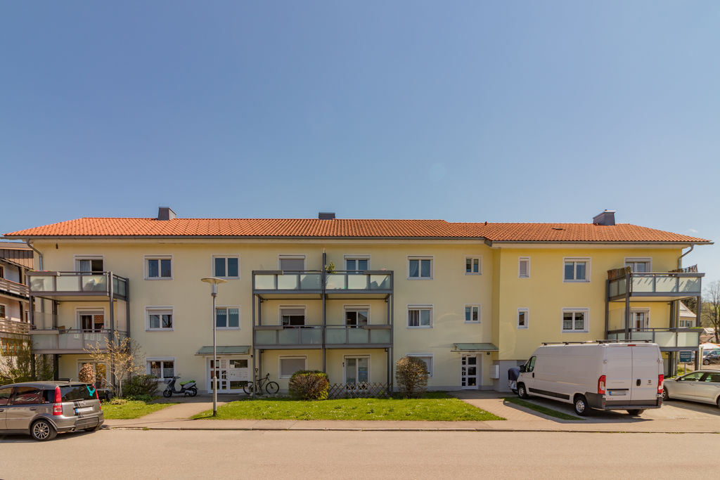 Mehrfamilienhaus mit gelber Fassade