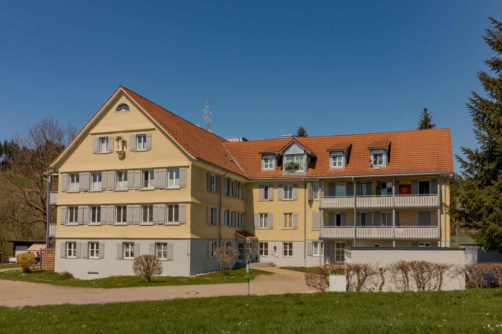 Ein großes Wohnhaus im Grünen