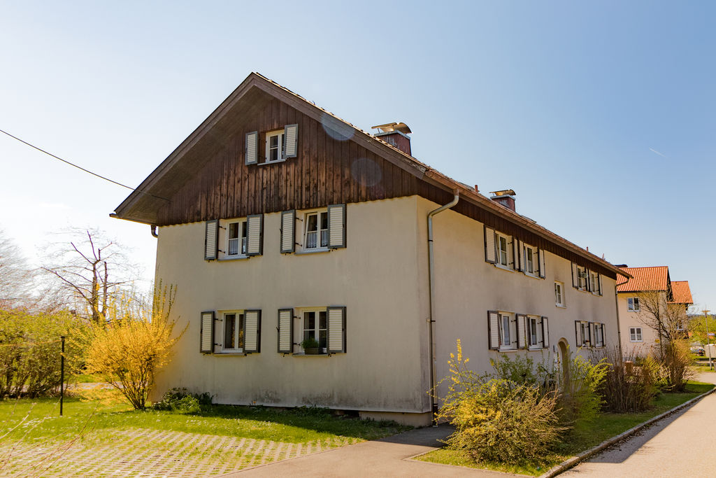 Ein idyllisches Wohnhaus mit Pflanzen